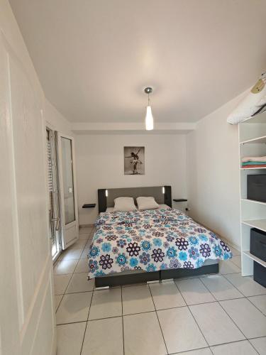 une chambre avec un lit dans une pièce blanche dans l'établissement F1 200 metre de la GARE, à Perpignan