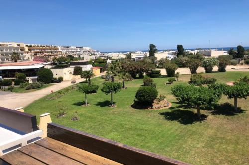 - une vue sur un parc depuis le balcon d'un bâtiment dans l'établissement Naturiste Cap d'Agde Port Nature 854, au Cap d'Agde