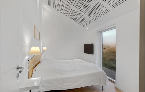 Ένα ή περισσότερα κρεβάτια σε δωμάτιο στο Amazing Home In Blåvand With Kitchen