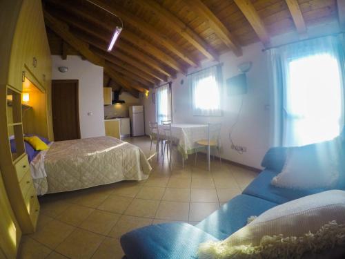 ein Schlafzimmer mit 2 Betten und einem Tisch in einem Zimmer in der Unterkunft Residence Mediterraneo - Agenzia Cocal in Caorle