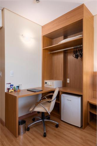 an office with a desk and a chair at Monreale Plus São José dos Campos in São José dos Campos