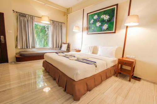 Un dormitorio con una cama grande y una ventana en 3B Boutique Hotel, en Chiang Mai