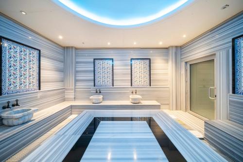 Un baño de Mogons Exclusive Hotel