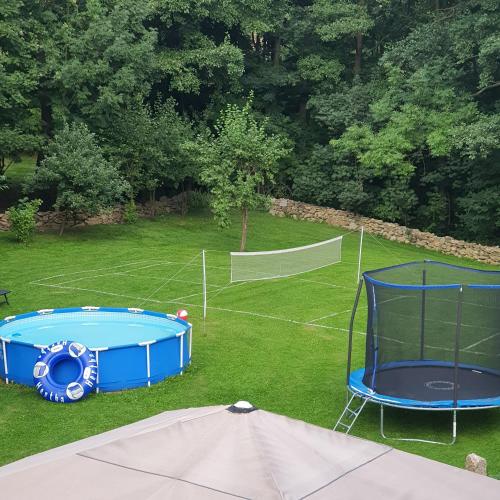 an image of a backyard with a trampoline at Dworek Marmis - idealny dla rodzin in Mirsk