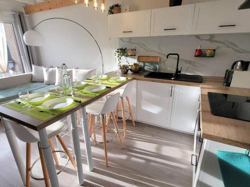 - une cuisine avec une table, des chaises et un comptoir dans l'établissement Duplex 6 pers - Centre station - Ski/Randonnées - Balcon - FR-1-393-177, à Saint-Michel-de-Chaillol