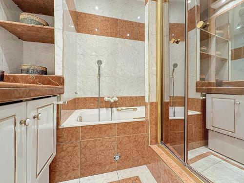 La salle de bains est pourvue d'une douche et d'une baignoire. dans l'établissement Intuition - 2 personnes - Le Fragonard, à Cannes