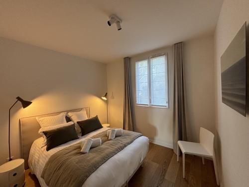 une chambre avec un grand lit et une fenêtre dans l'établissement Goas Treiz - T3, à Trébeurden