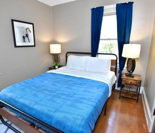 Un pat sau paturi într-o cameră la The House Hotels - Cohasset upper