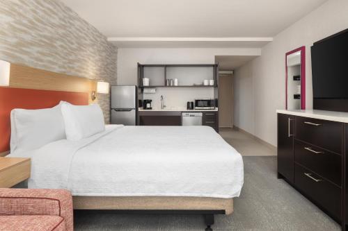 Ένα ή περισσότερα κρεβάτια σε δωμάτιο στο Home2 Suites By Hilton Kitchener