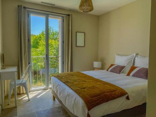 une chambre avec un grand lit et une grande fenêtre dans l'établissement Villa Lisette, un meublé de tourisme 3 étoiles au cœur de Goult, à Goult