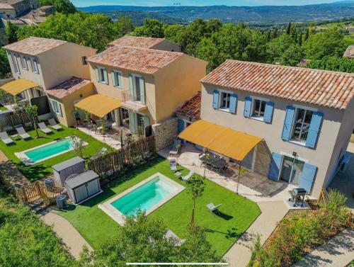 une vue aérienne d'une maison avec piscine dans l'établissement Villa Lisette, un meublé de tourisme 3 étoiles au cœur de Goult, à Goult