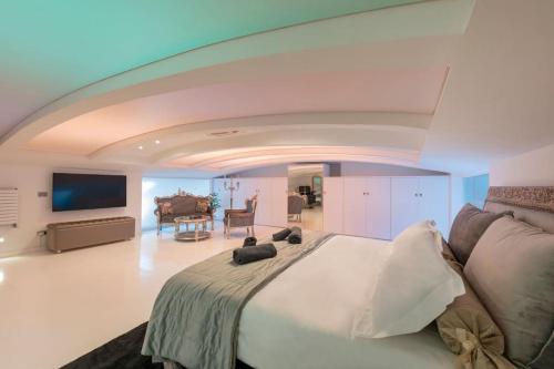 1 dormitorio grande con 1 cama grande y sala de estar en Piscina Interna Privata e Spa a Milano, en Milán