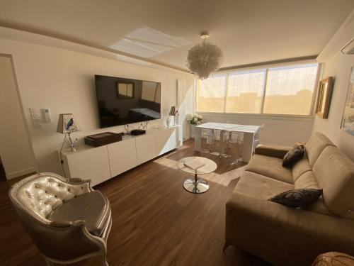 un salon avec un canapé et une table dans l'établissement la Goelette, à Toulon