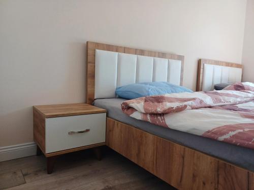 Ένα ή περισσότερα κρεβάτια σε δωμάτιο στο Orange Apartment