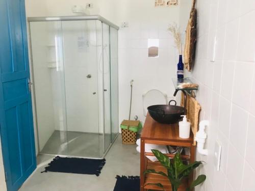 a shower with a glass door in a bathroom at Casa Prema - Experiência vegana e terapêutica à beira-mar in Maceió