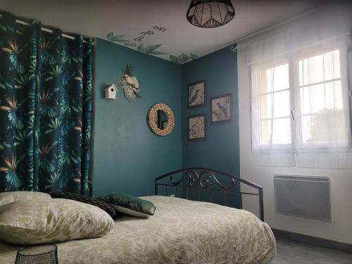 a bedroom with a bed and a window at Maison avec grange, jeux et enquête in Petit Bailly