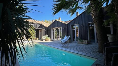 una casa con piscina e una casa di Maison d architecte contemporaine la pierre blanche a Bordeaux