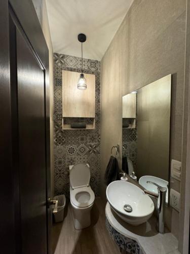 San Pedro Las HuertasにあるCasa Completa Boutique #3 cerca de Antigua Guatemalaのトイレと洗面台付きのバスルーム