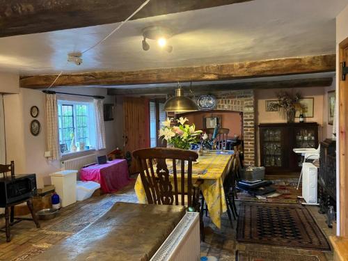 Gallery image of Thatched Cottage - with dog Poppy in Cheveley