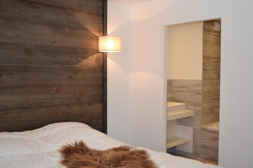 Un pat sau paturi într-o cameră la Chalet Le Quartz
