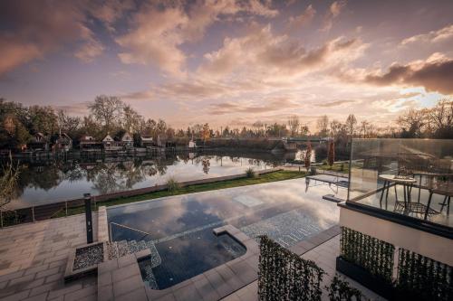 a swimming pool on the side of a building at Bordűr Wellness Hotel Superior és Szőnyegmúzeum in Békésszentandrás
