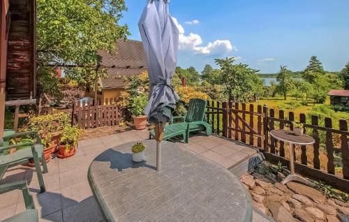 un patio con un tavolo e un ombrellone di Ferienhaus Jabel a Jabel