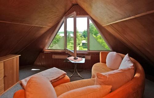 un soggiorno con un divano e una finestra di Ferienhaus Jabel a Jabel