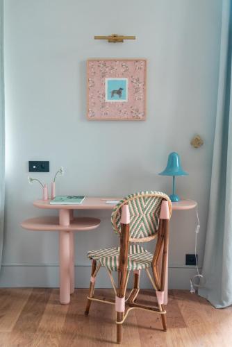 un bureau avec une chaise et une table avec une lampe dans l'établissement Domaine de Chalamon, à Saint-Rémy-de-Provence