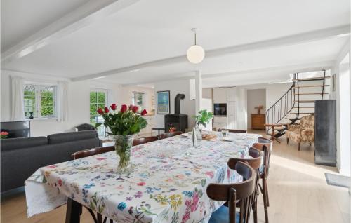 Χώρος καθιστικού στο 4 Bedroom Stunning Home In Samsø