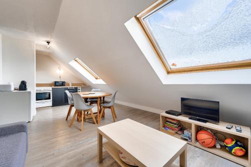 un salon avec une table et une fenêtre dans l'établissement Hameau de la Belle Sayette, appartement pour 4, à Val Louron