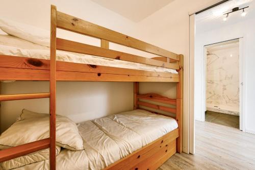 une chambre avec deux lits superposés dans une pièce dans l'établissement Hameau de la Belle Sayette, appartement pour 4, à Val Louron