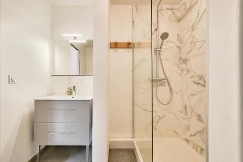 une salle de bain avec douche et lavabo dans l'établissement Hameau de la Belle Sayette, appartement pour 4, à Val Louron