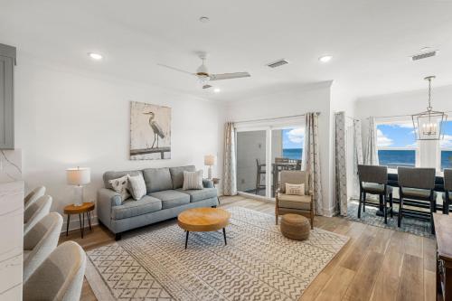 Highland ViewにあるBlue Bay Getaway by Pristine Propertiesのソファとテーブルのあるリビングルーム