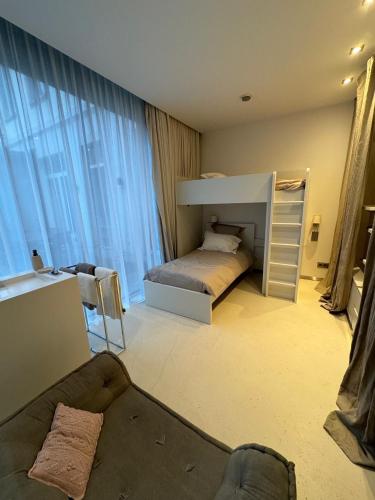 - une chambre avec des lits superposés et un canapé dans l'établissement Appartement-maison Petite France, à Strasbourg