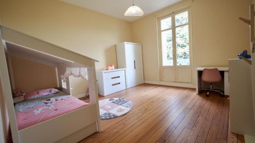 タランスにあるVilla Bengaleのベッドルーム1室(ベッド1台、ドレッサー、デスク付)