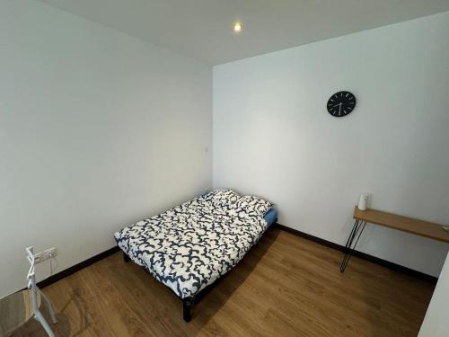 une chambre avec un lit dans le coin d'une pièce dans l'établissement Cosy studio Tournons, à Tournon-sur-Rhône