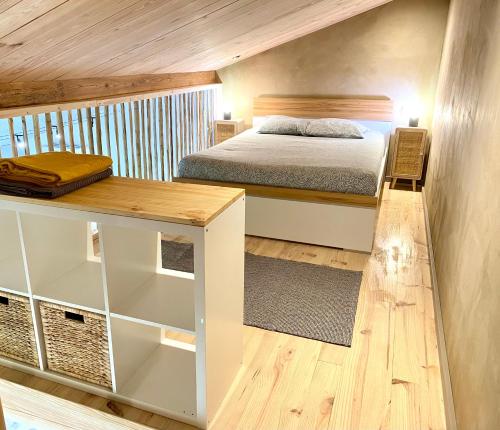 une petite chambre avec un lit et un bureau dans l'établissement Appartement Madiba face à la dune des Bourdaines !, à Seignosse