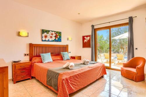 Postel nebo postele na pokoji v ubytování Villa Cala Nit by Villa Plus