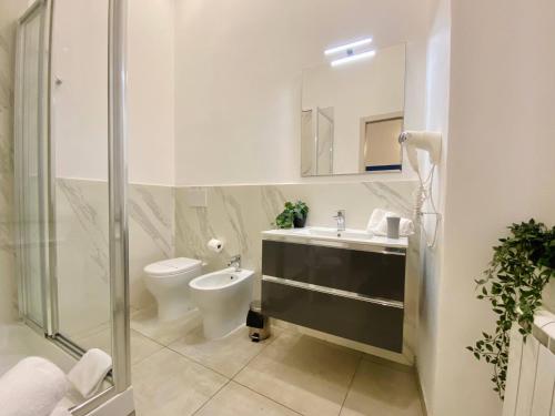 a bathroom with a toilet and a sink and a shower at Alla Casa Rosa al Mare, Central Seafront Stay, Air Conditioning, Wi-Fi, the Ideal Choice for a Relaxing and Exciting Coastal Escape, with available on request at 20,00 euro per night Private Garage, Welcome kit Priority, Prosecco and Canestrelli in Rapallo