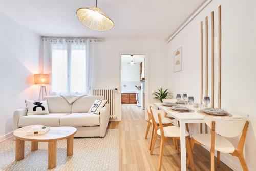 un salon avec un canapé et une table dans l'établissement Le Cocon, Centre-ville, Calme, 4 personnes, Proche commerces, à Reims