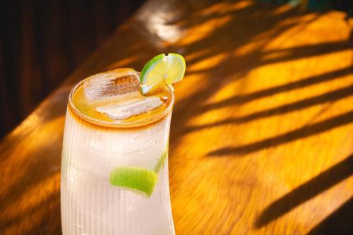 a drink with a lime on a wooden table at Departamento en Pacasmayo in Pacasmayo
