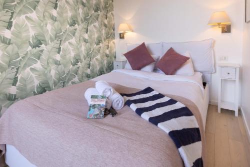 une chambre d'hôtel avec deux lits avec des serviettes dessus dans l'établissement 06A3 - Lovely apartment in the heart of old Nice, à Nice