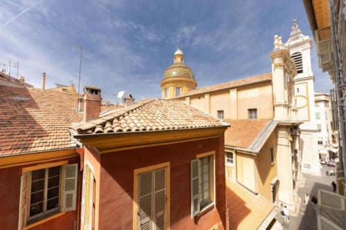 - une vue depuis le toit d'un bâtiment avec une tour dans l'établissement 06A3 - Lovely apartment in the heart of old Nice, à Nice