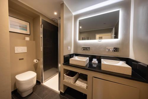 une salle de bain avec toilettes, lavabo et miroir dans l'établissement 06A3 - Lovely apartment in the heart of old Nice, à Nice
