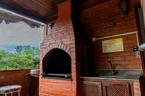 an outdoor pizza oven with a brick wall at Casa Cabo Frio - Ogiva in Cabo Frio