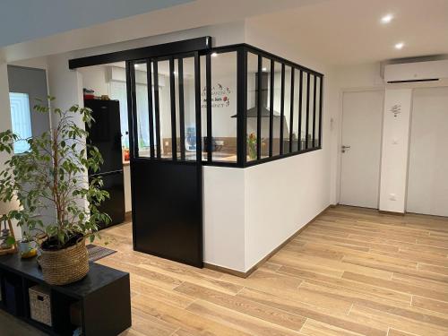 a room with a black and white display case at L Auvétia - 150 m du circuit des 24h in Arnage