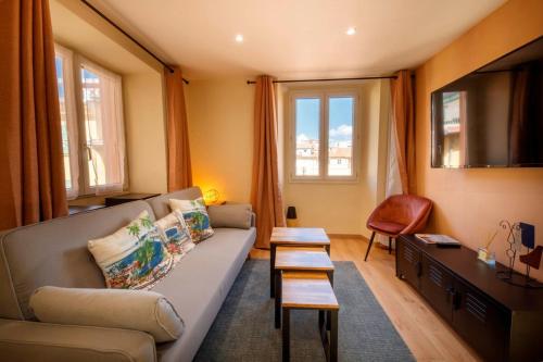 un salon avec un canapé et une table dans l'établissement 06A2 - Heart of Old Nice beautiful renovated apartment, à Nice