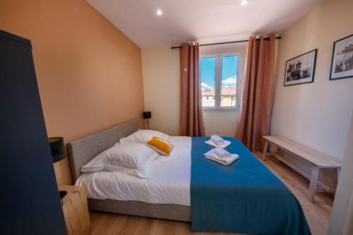 une chambre avec un lit avec une couverture bleue et une fenêtre dans l'établissement 06A2 - Heart of Old Nice beautiful renovated apartment, à Nice