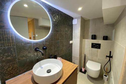 une salle de bain avec un lavabo et un miroir et des toilettes dans l'établissement 06A2 - Heart of Old Nice beautiful renovated apartment, à Nice