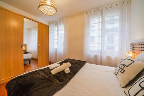 une chambre avec un lit avec deux ours en peluche dessus dans l'établissement Le Voltaire - Hypercentre - Netflix, à Tours